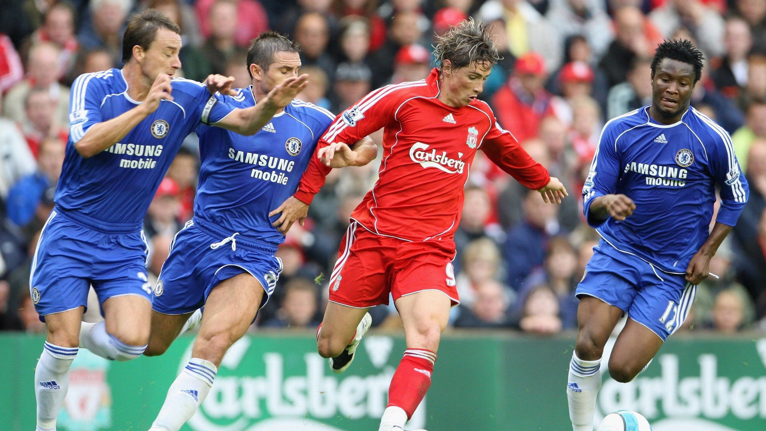 欧洲足球冠军联赛决赛前夕，战火蔓延，胜负难料，欧洲足球俱乐部冠军联赛